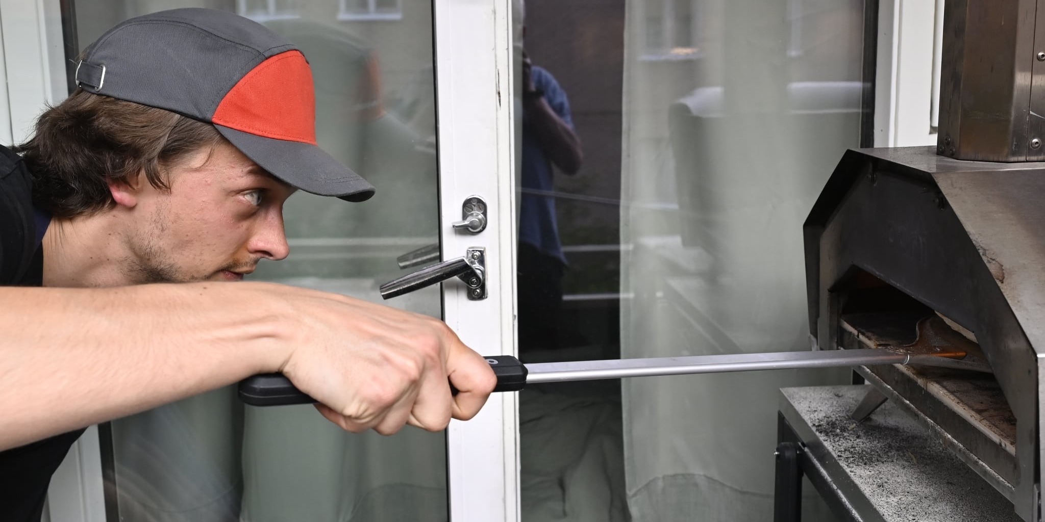 Petter i gang med pizza baking