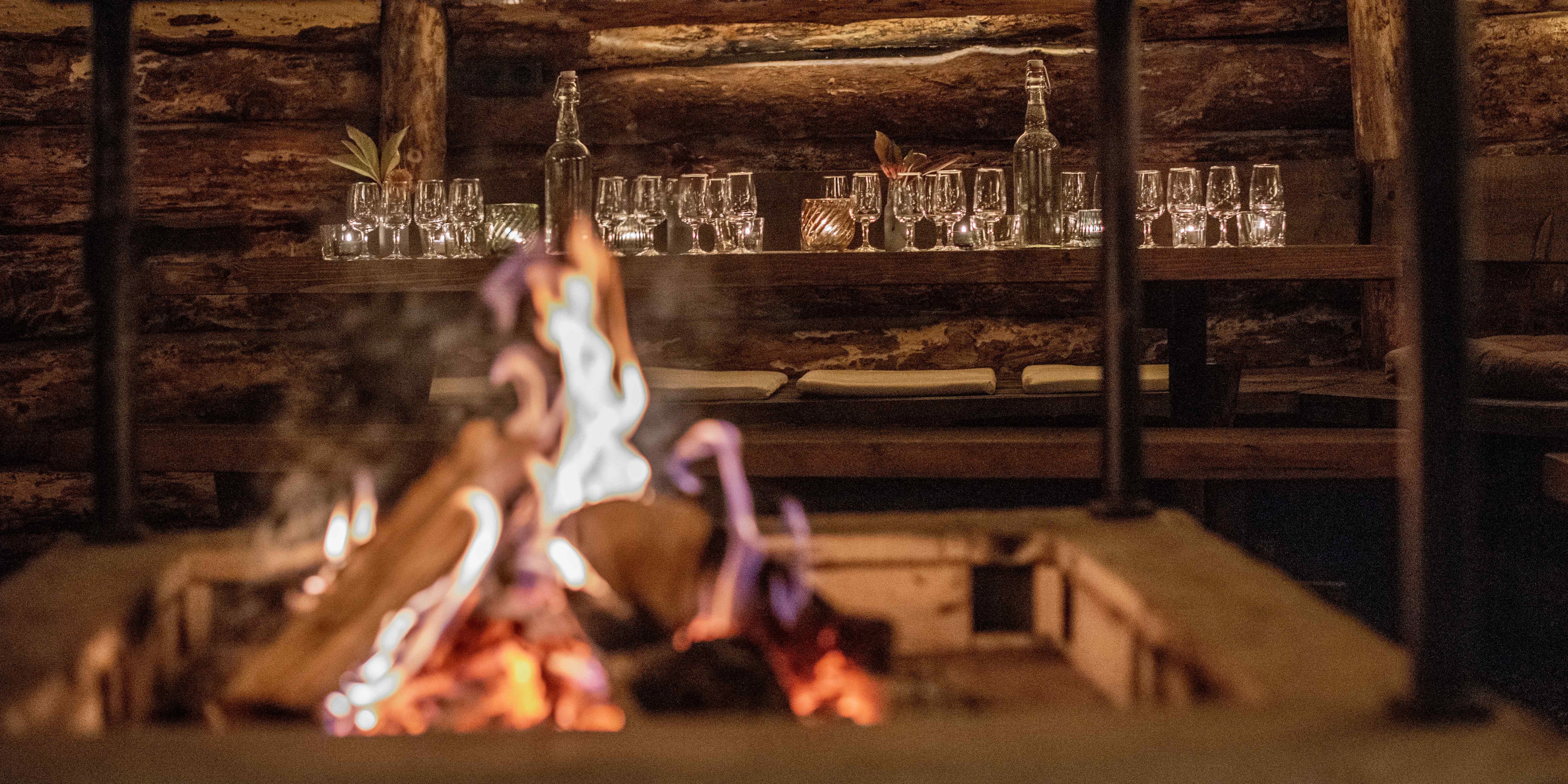 Bålkos inne i lavvo