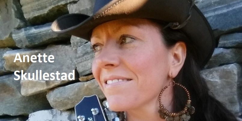 Anette spiller på Veggli fjellstue 30.mai.